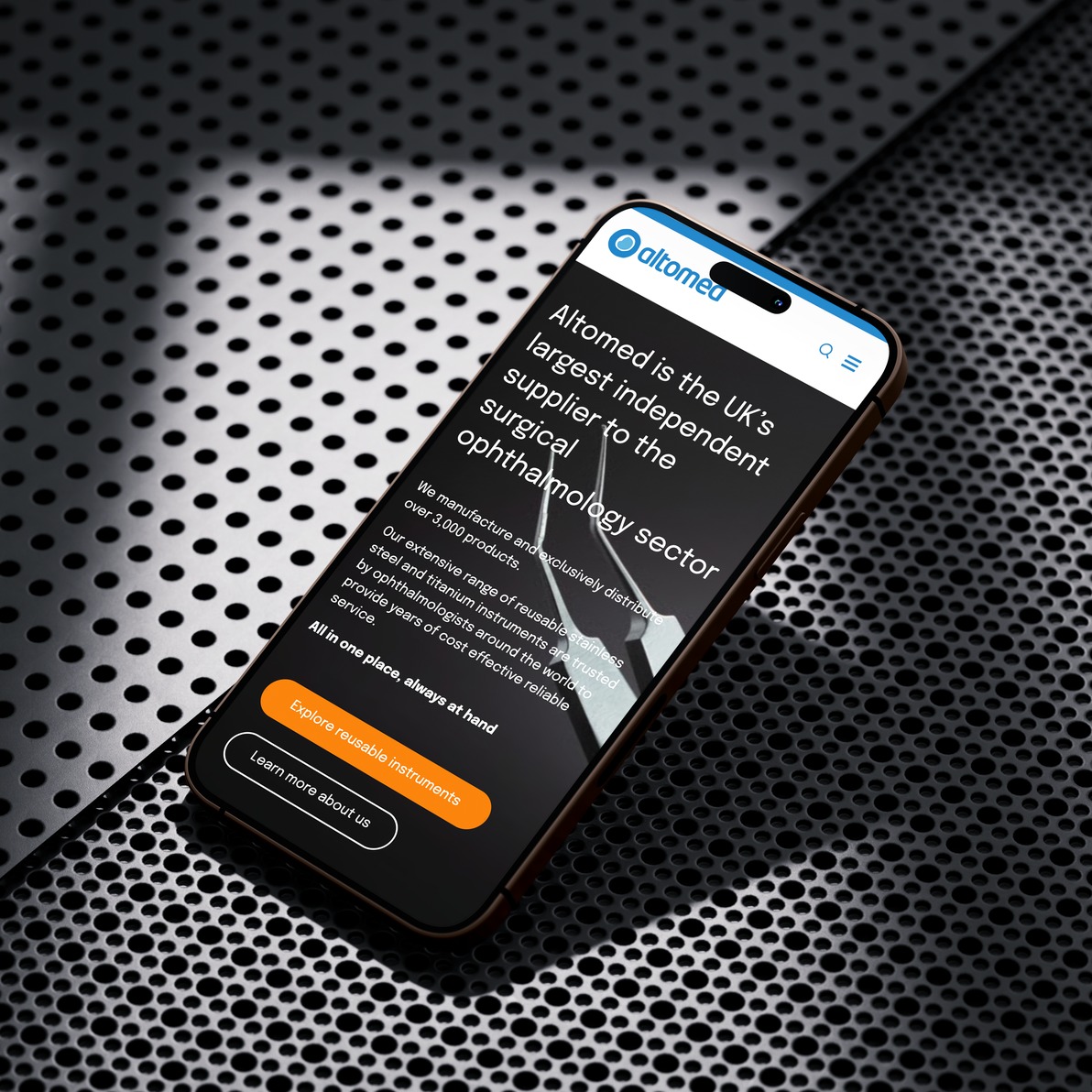 Altomed: website on a phone